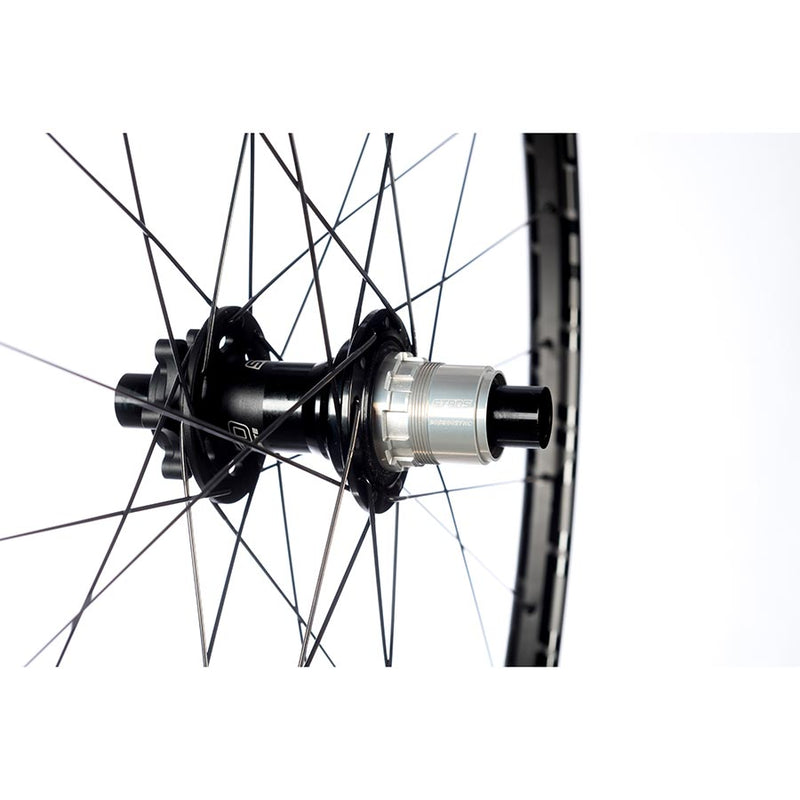 Load image into Gallery viewer, Stans No Tubes Podium SRD Wheel, Rear, 29'' / 622, Holes: 28, 12mm TA, 148mm, Disc IS 6-bolt, Shimano Micro Spline