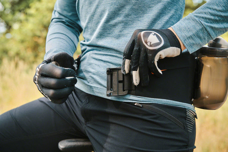 Load image into Gallery viewer, Fidlock Hip Belt Double Bottle Base - Black