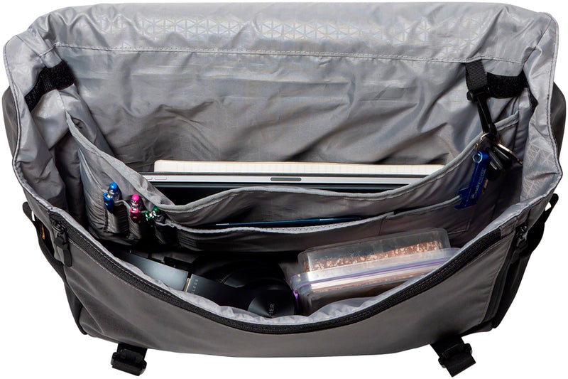 Load image into Gallery viewer, Burley Travoy Transit Messenger Bag - Black