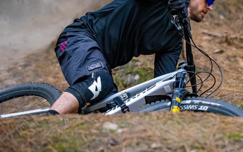 Load image into Gallery viewer, Muc-Off Cargo Bag and Frame Strap - Waterproof, Black