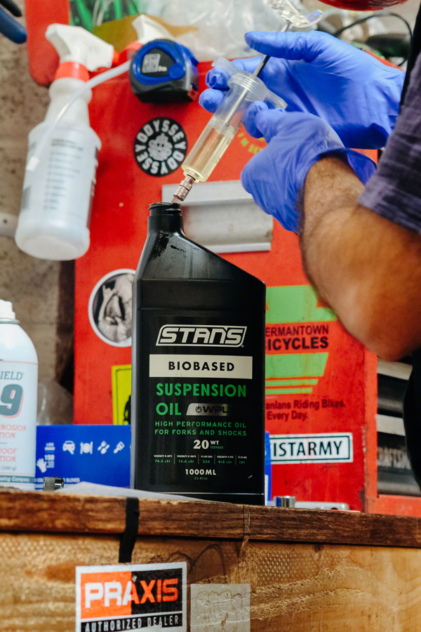 Load image into Gallery viewer, Stans No Tubes BioBased Suspension Oil, 20wt, 1L, Biodegradable, non-toxic, PTFE-free