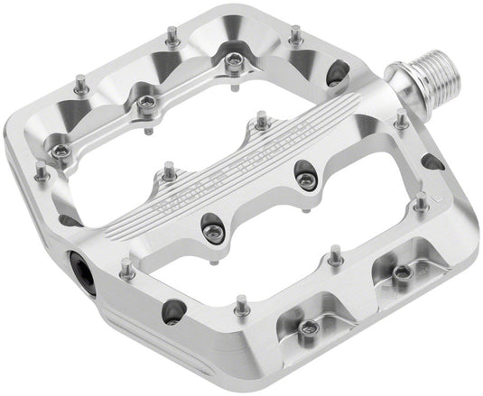 Wolf-Tooth-Waveform-Pedals-Flat-Platform-Pedals-Aluminum_PEDL1882