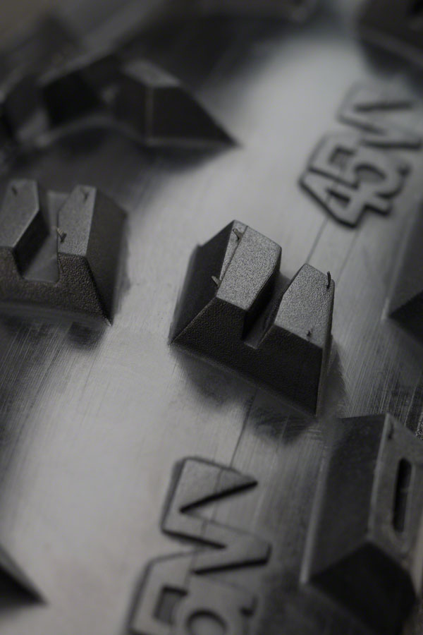 Load image into Gallery viewer, 45NRTH Dunderbeist Tire 26x4.6 PSI 30 TPI 120 Tubeless Folding Black Reflective