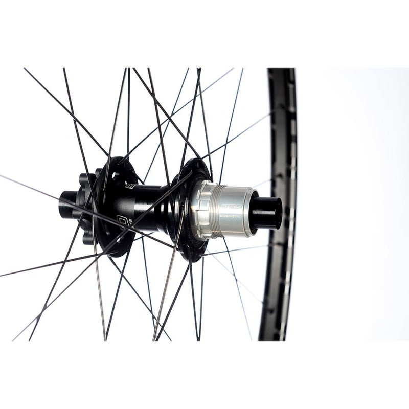 Load image into Gallery viewer, Stans No Tubes Podium SRD Wheel, Rear, 29&#39;&#39; / 622, Holes: 28, 12mm TA, 148mm, Disc IS 6-bolt, SRAM XD-R
