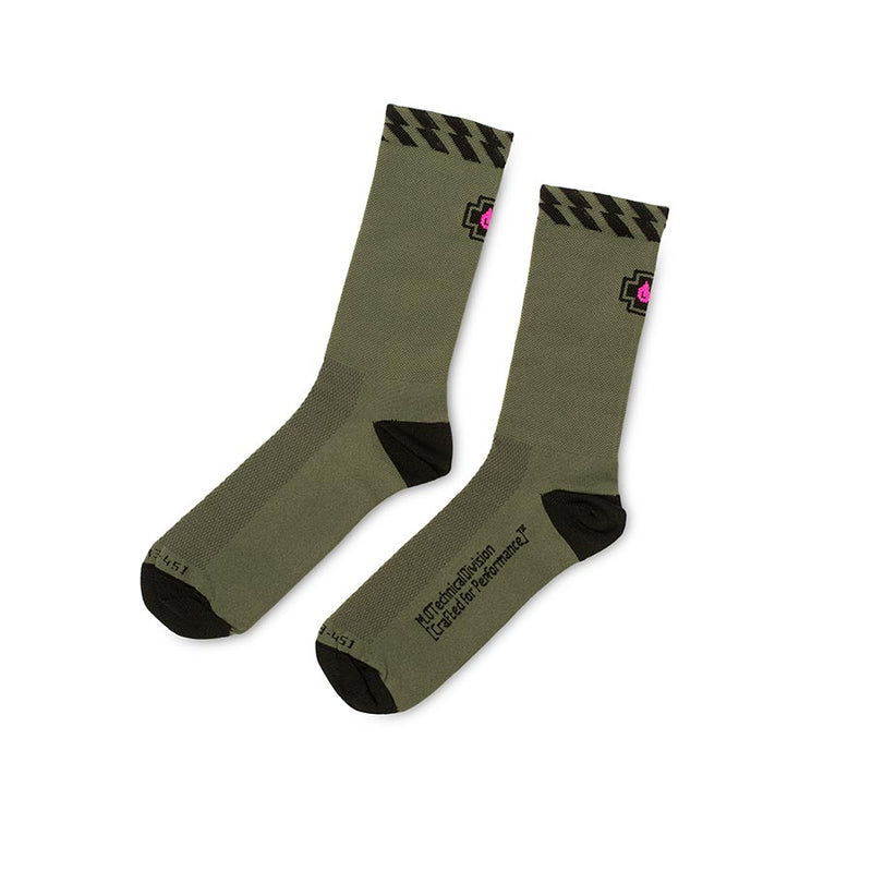 Load image into Gallery viewer, Muc-Off Tech Rider Socks - Green, US 5-6 Sculpted, Seamless Fit
