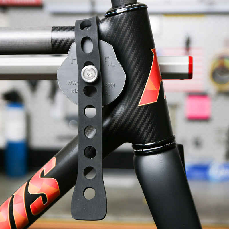 Load image into Gallery viewer, Silca Hirobel Frame Clamp Holds your carbon fiber or aero frame in soft cradles so you don't have to clamp it directly
