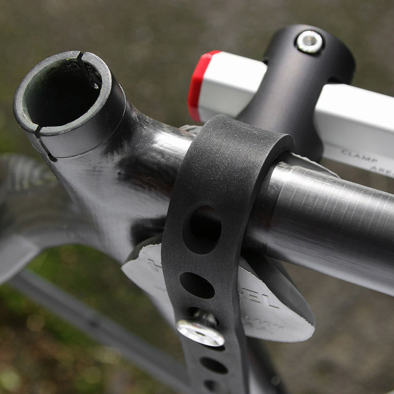 Load image into Gallery viewer, Silca Hirobel Frame Clamp Holds your carbon fiber or aero frame in soft cradles so you don't have to clamp it directly
