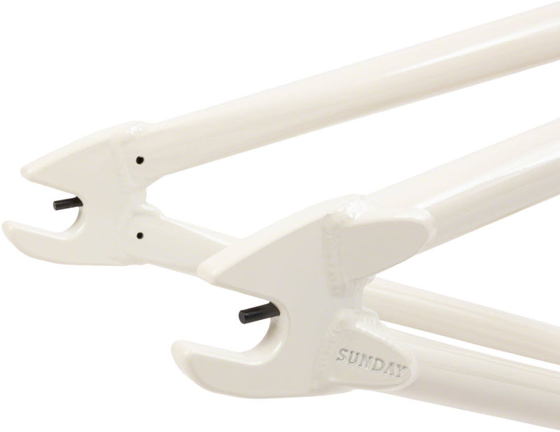 Load image into Gallery viewer, Sunday Park Ranger BMX Frame - 21" TT, Gloss Classic White
