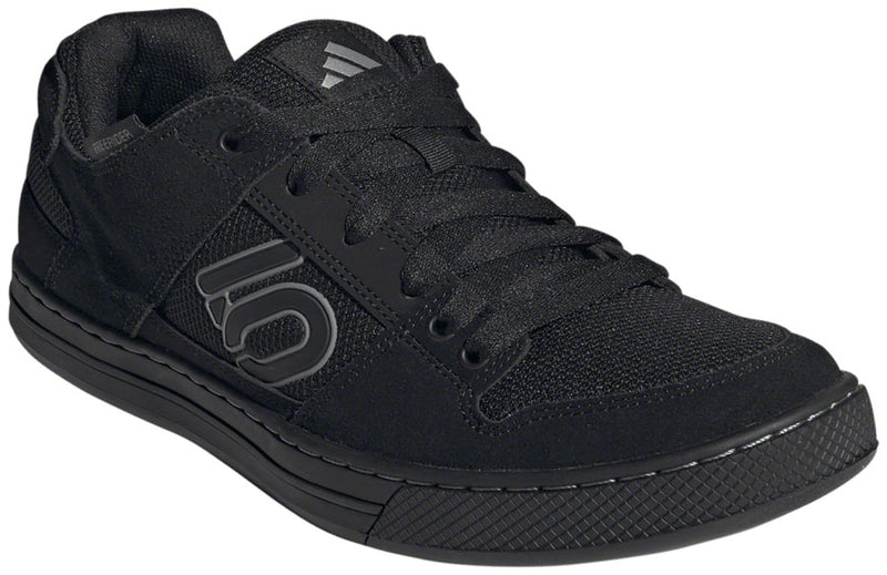 Load image into Gallery viewer, Five-Ten-Freerider-Flat-Shoes-Men's-Core-Black-Gray-Three-Core-Black-Core-Black-Gray-Three-Core-Black-8-Flat-Pedal-Shoes

