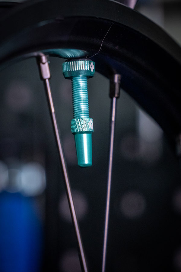 Load image into Gallery viewer, Muc-Off Tubeless Valve V2 Tubeless Valve, Presta, 44mm, Turquoise, Pair
